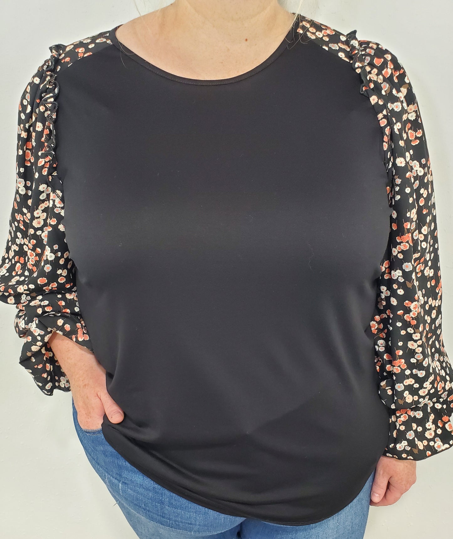 EVENING STROLL FLORAL TOP - BLACK - CURVY