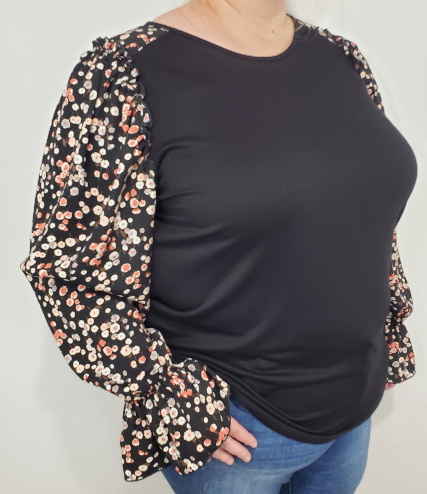 EVENING STROLL FLORAL TOP - BLACK - CURVY