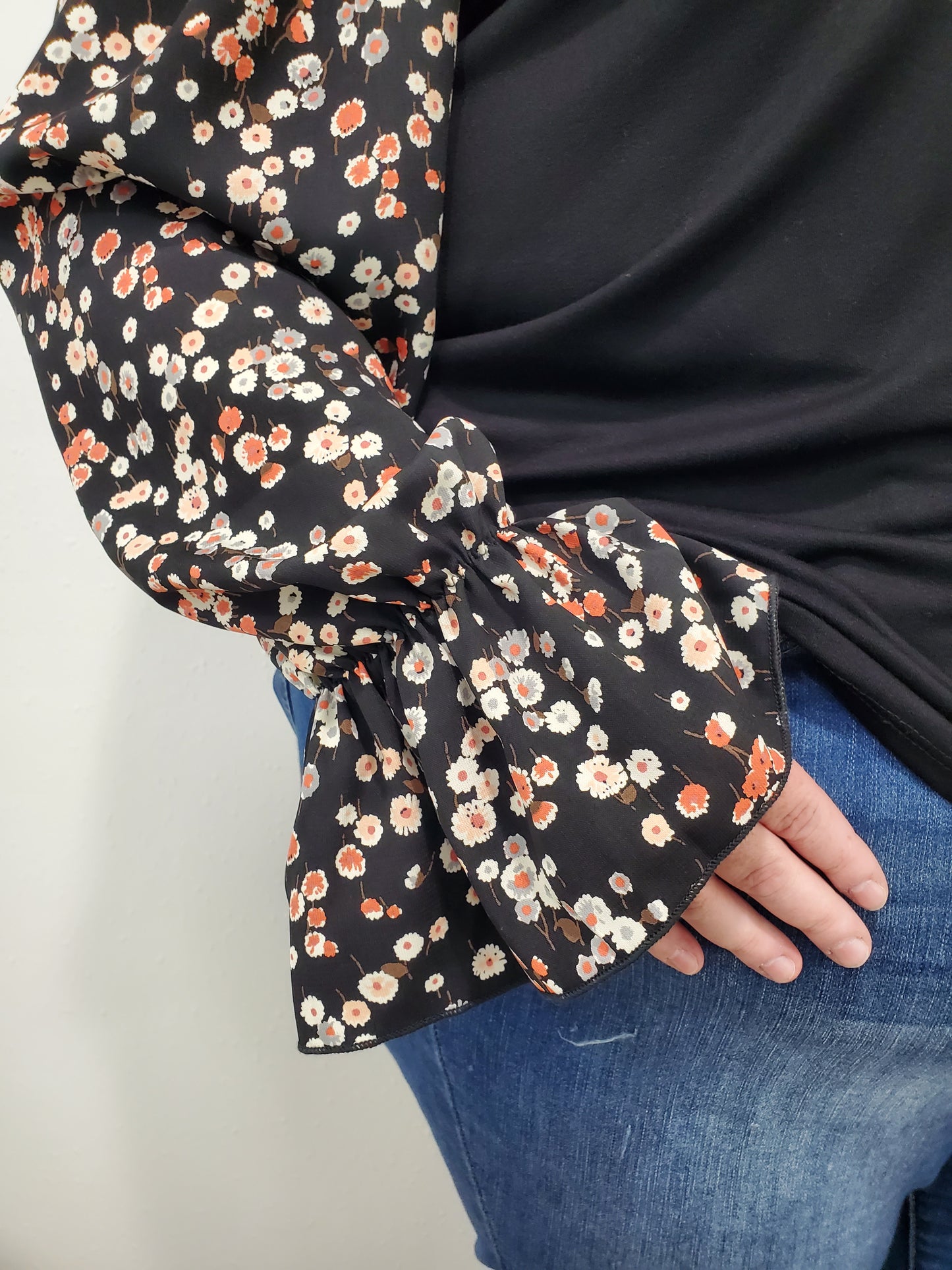 EVENING STROLL FLORAL TOP - BLACK - CURVY