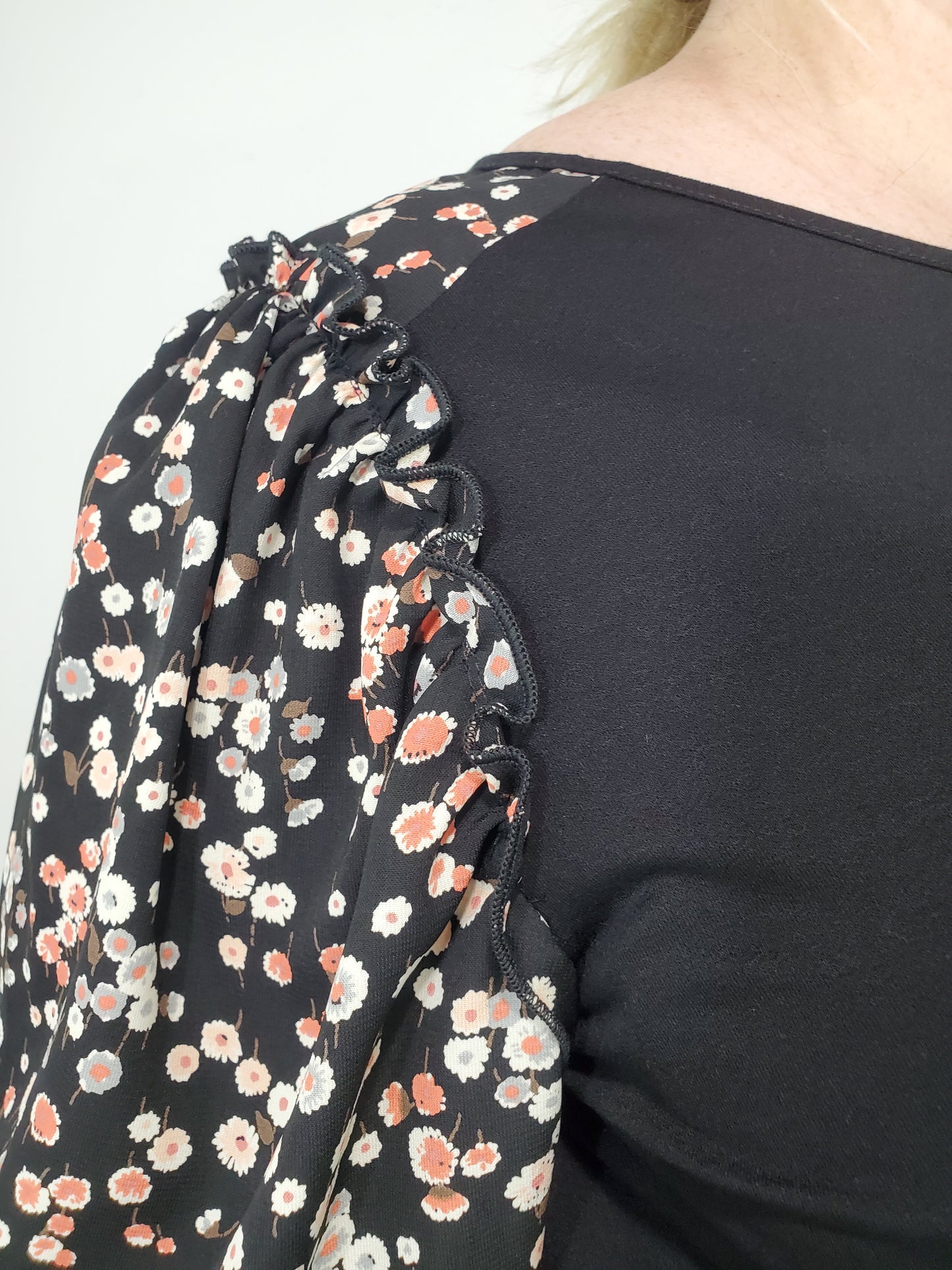 EVENING STROLL FLORAL TOP - BLACK - CURVY