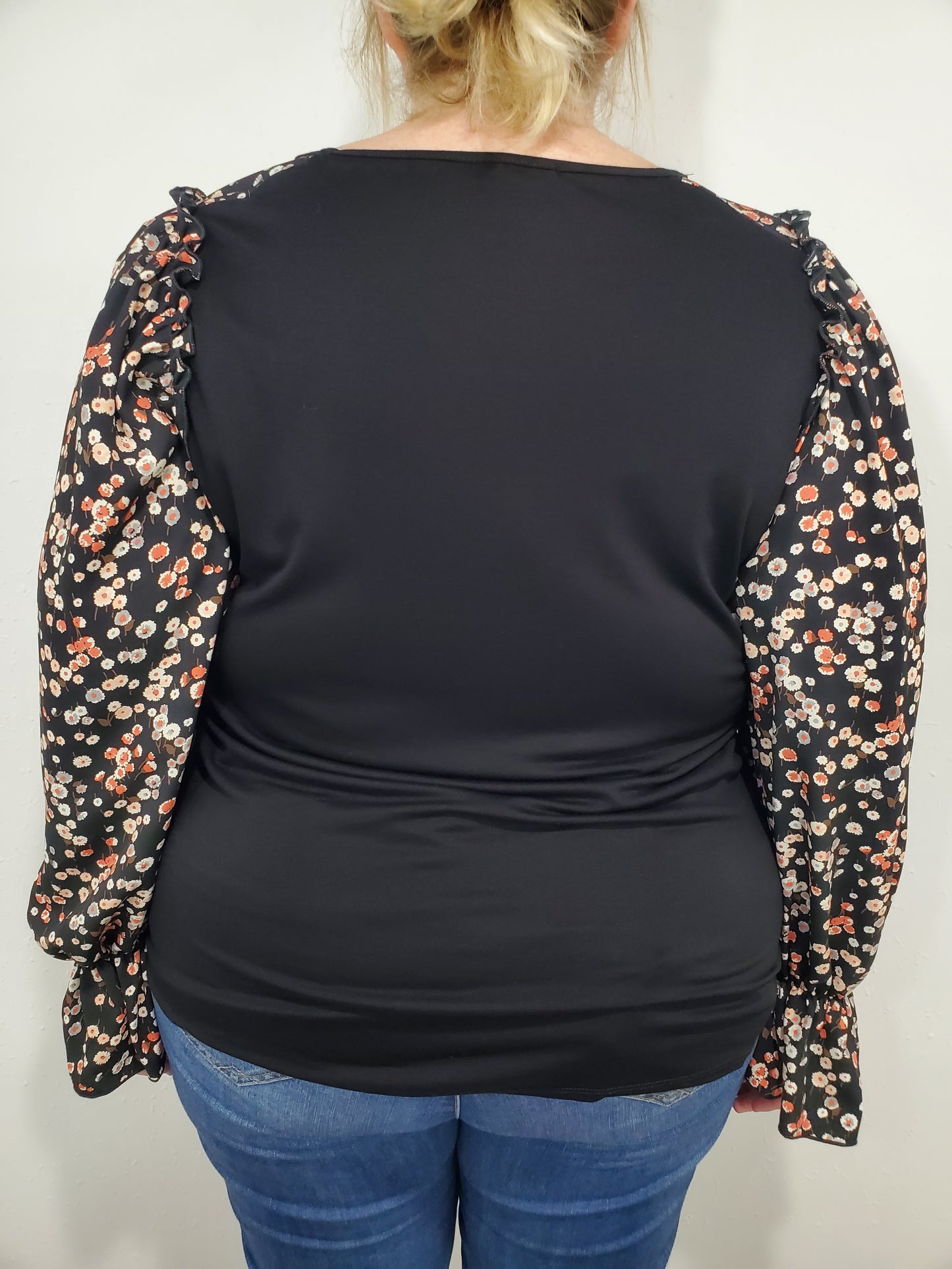 EVENING STROLL FLORAL TOP - BLACK - CURVY