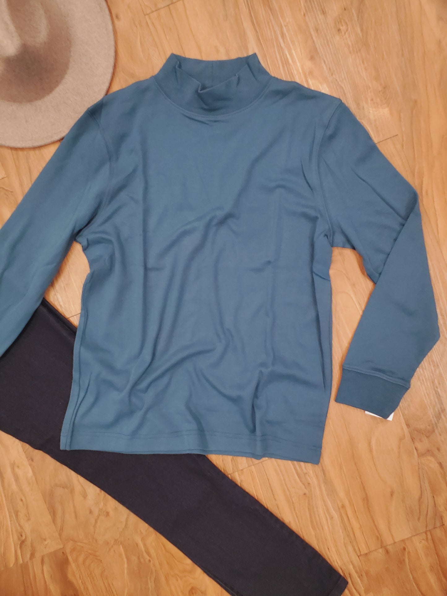 BASIC MOCK NECK TEE