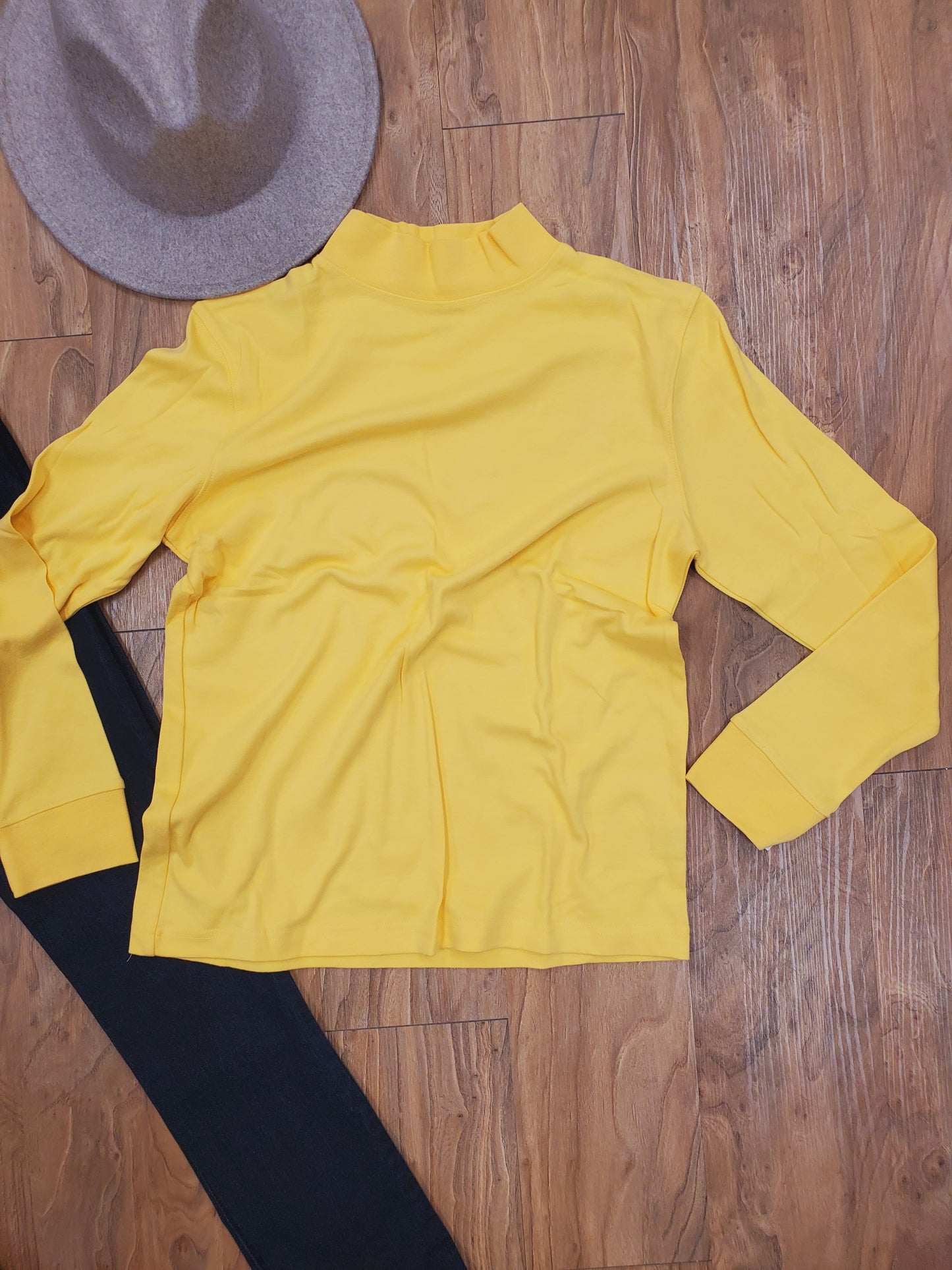 BASIC MOCK NECK TEE