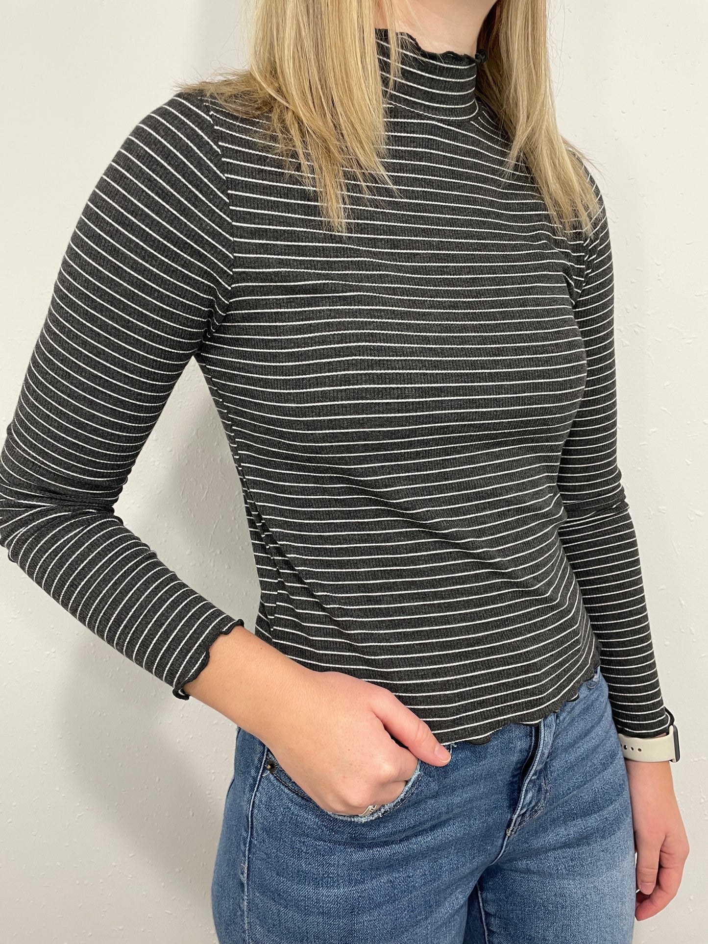 ALEENE RIBBED LETTUCE TRIM TOP - CHARCOAL/WHITE
