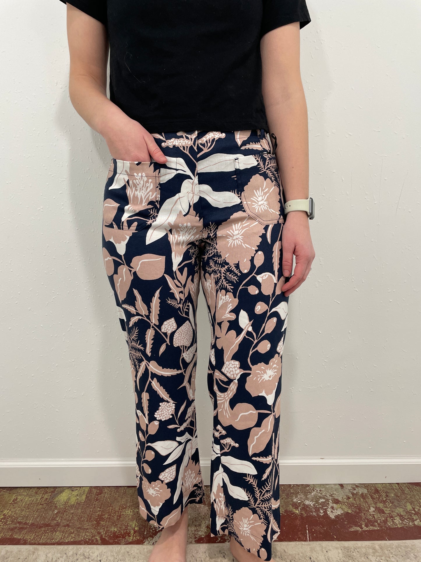 CHARLIE B CROPPED STRAIGHT LEG PRINTED PANT - NAVY/BLUSH