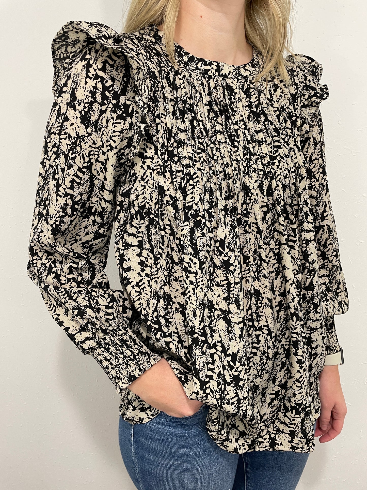 LEVEL UP RUFFLE TOP - BLACK/TAUPE