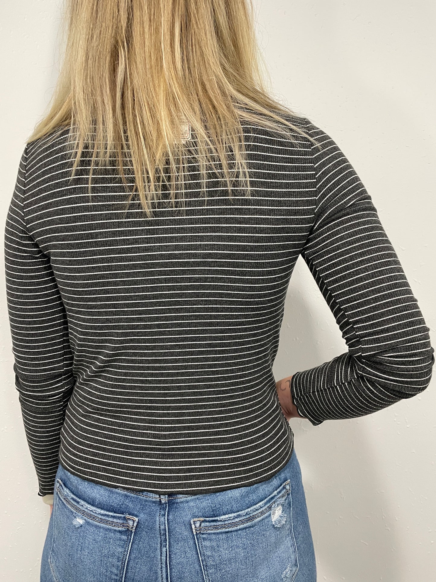 ALEENE RIBBED LETTUCE TRIM TOP - CHARCOAL/WHITE