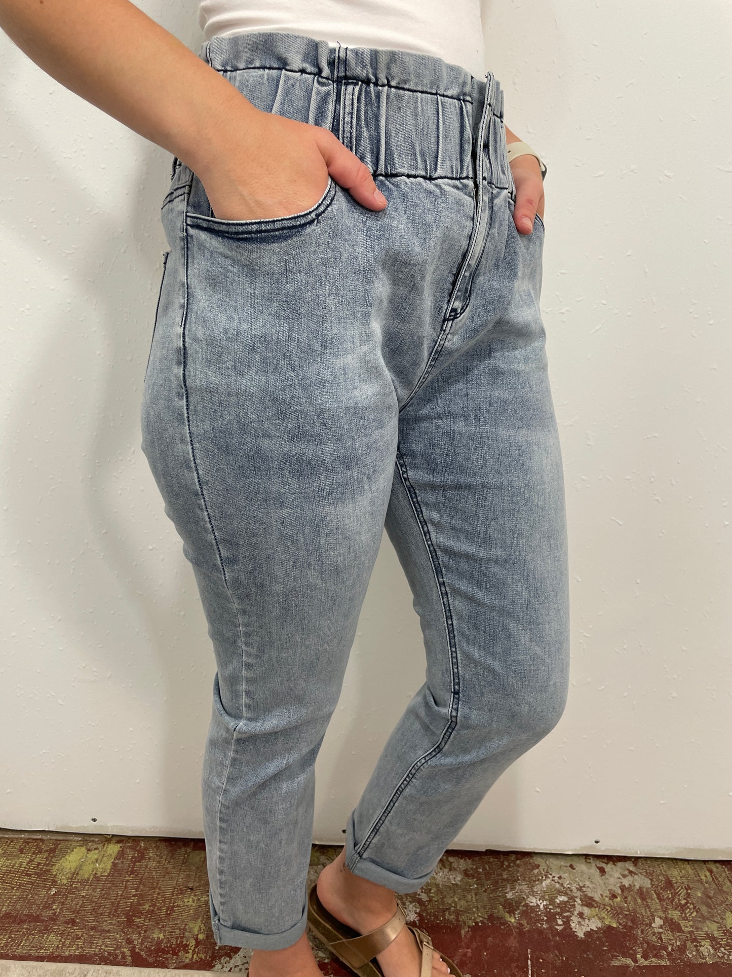 WIDE WAIST GATHERED JEANS - LIGHT DENIM