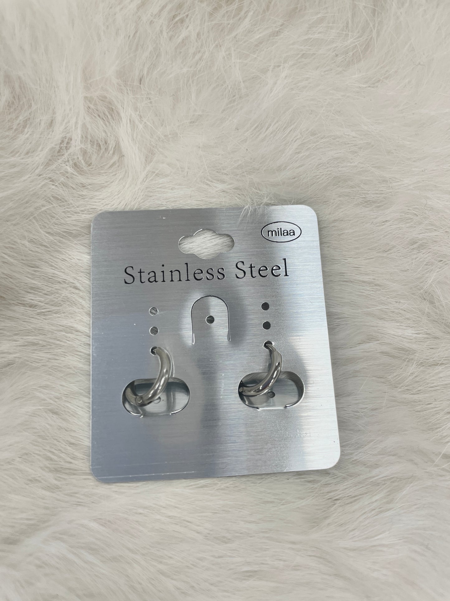 SMALL HUGGIE HOOPS
