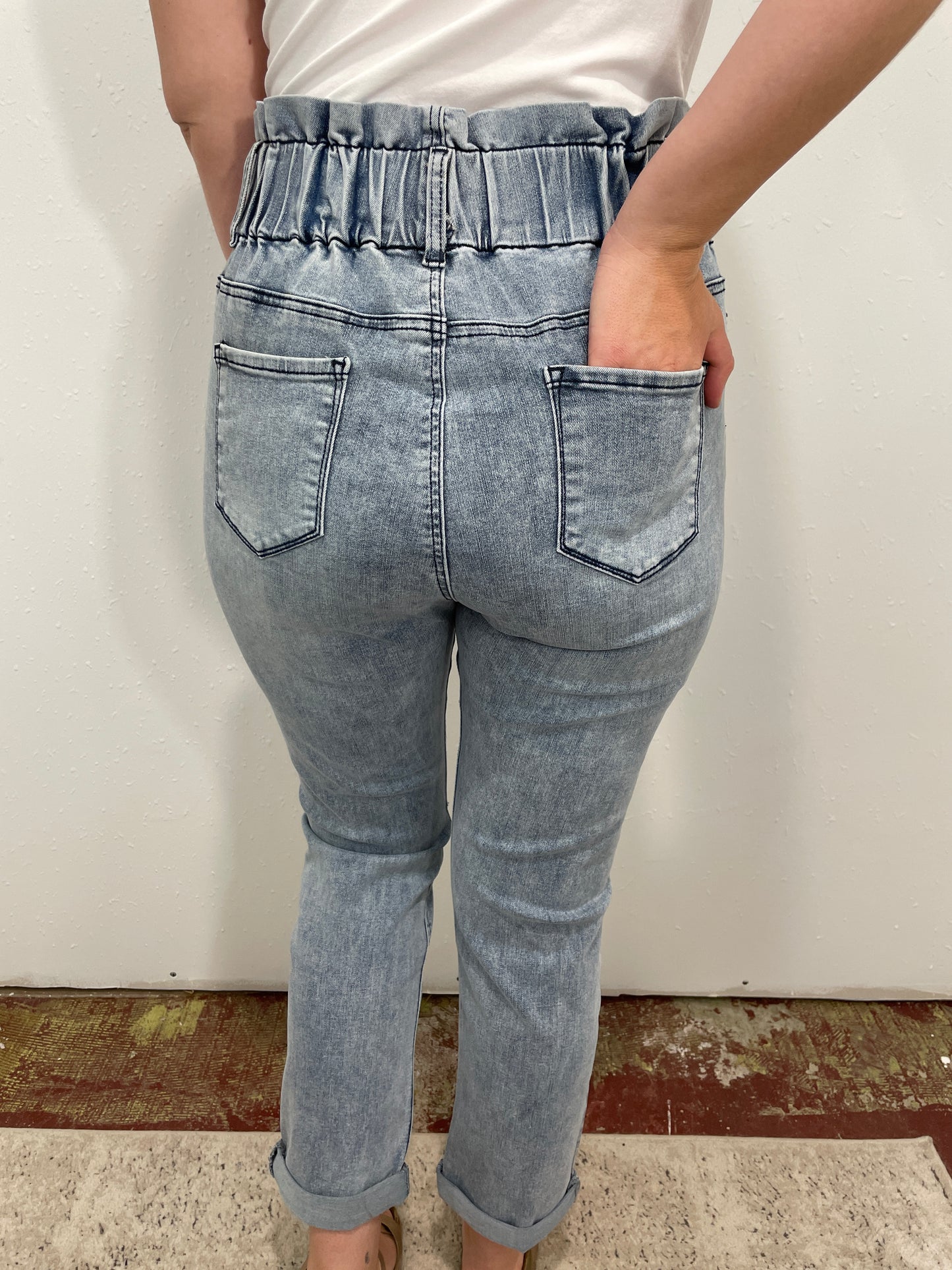 WIDE WAIST GATHERED JEANS - LIGHT DENIM