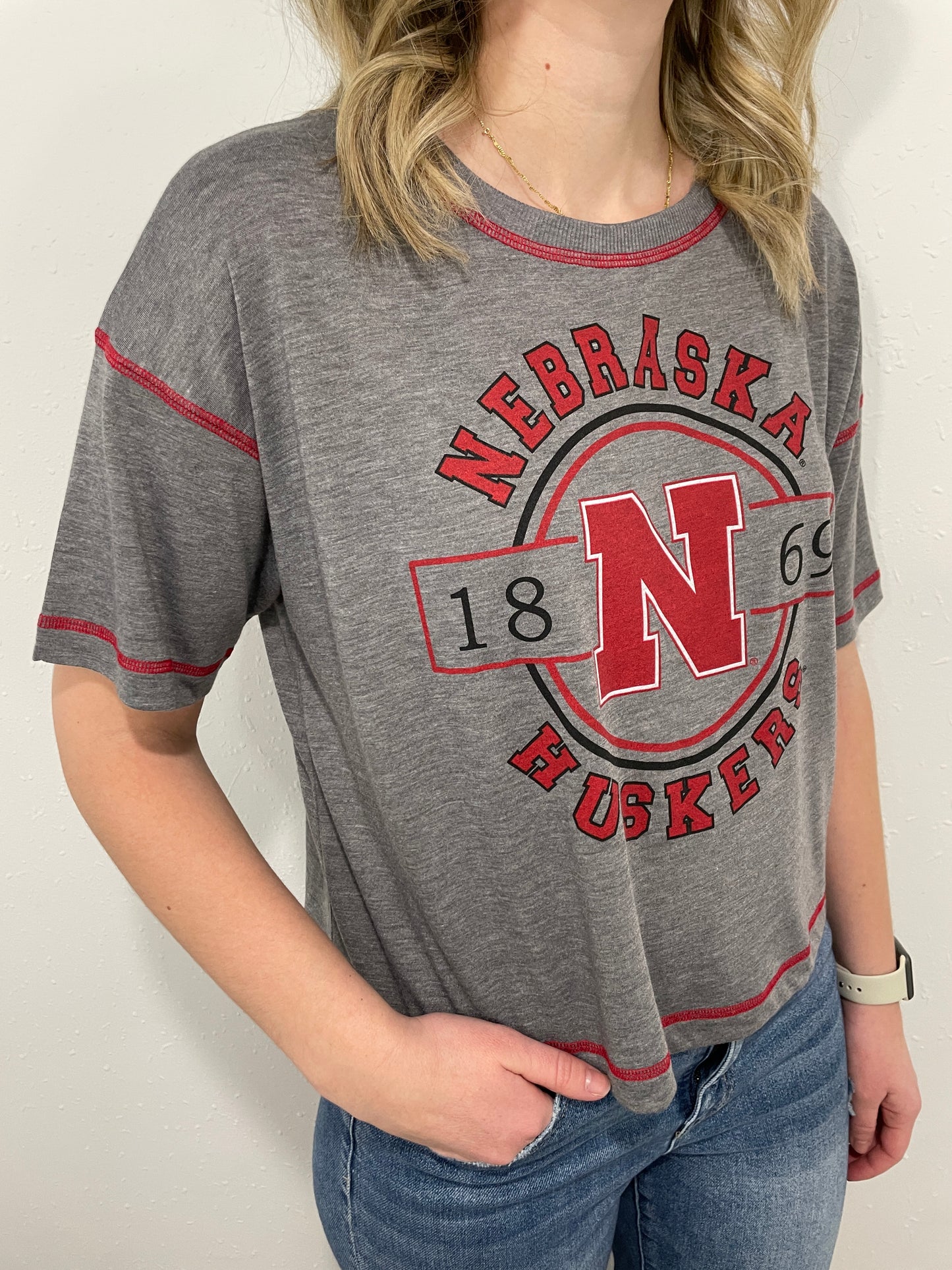 NEBRASKA DANBURY CROPPED TEE - SMOKED PEARL