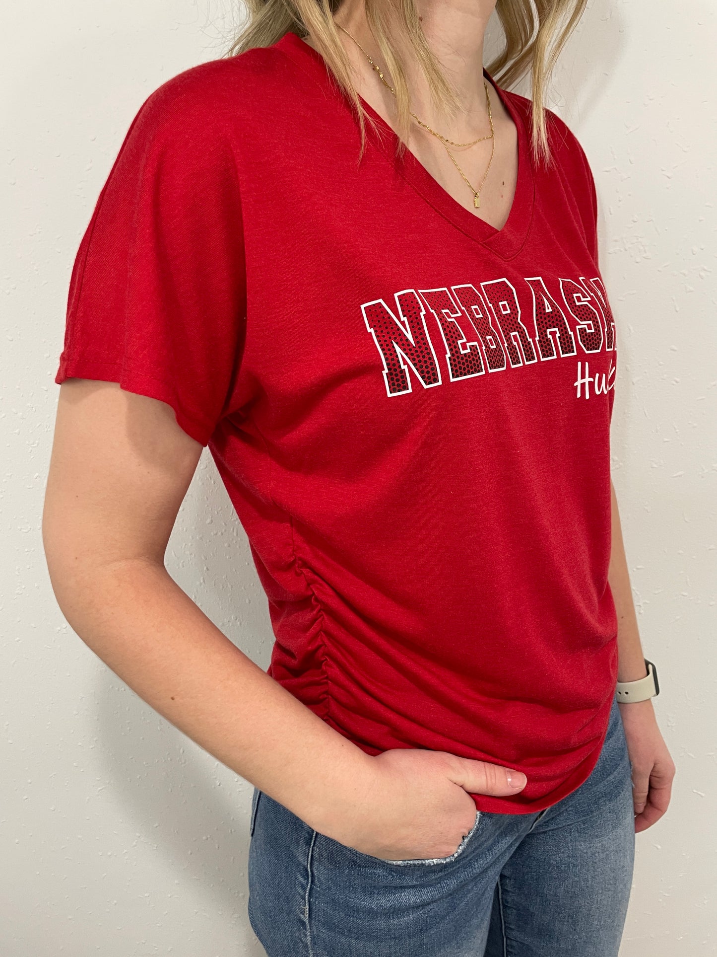 NEBRASKA RUCHED V NECK TEE - RED