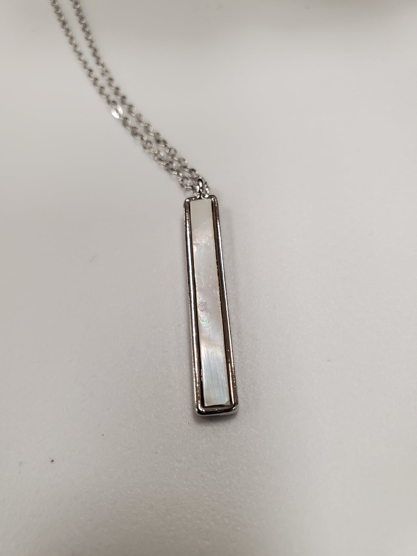 DOROTHY IRRIDESCENT BAR NECKLACE - SILVER