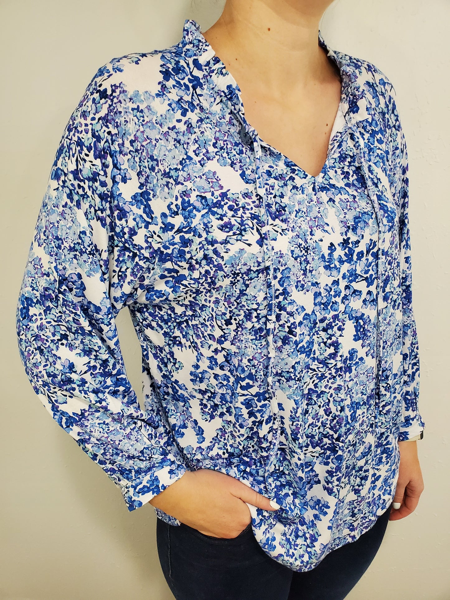 BLOOMING BRIGHT FLORAL TOP - WHITE/BLUE