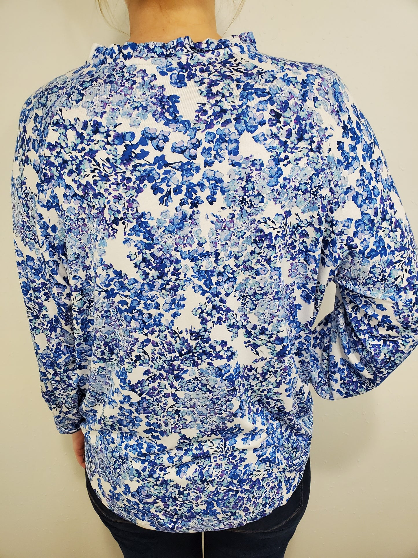 BLOOMING BRIGHT FLORAL TOP - WHITE/BLUE