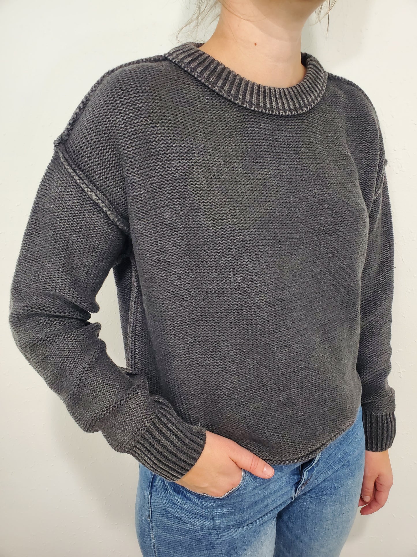 EXPOSED CROPPED SWEATER - BLACK