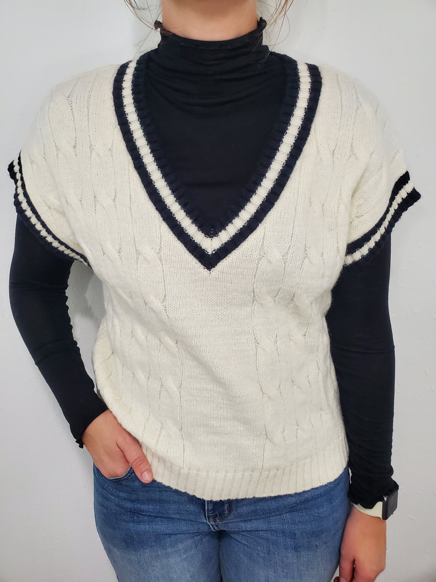 CLASSIC CABLE KNIT SWEATER VEST - CREAM/BLACK