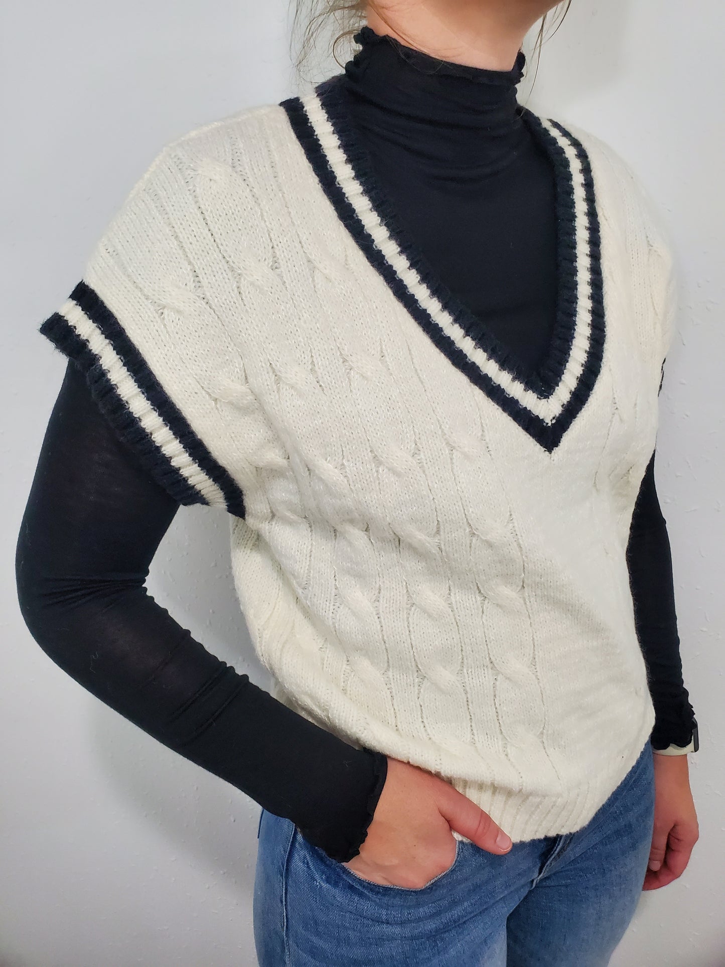 CLASSIC CABLE KNIT SWEATER VEST - CREAM/BLACK