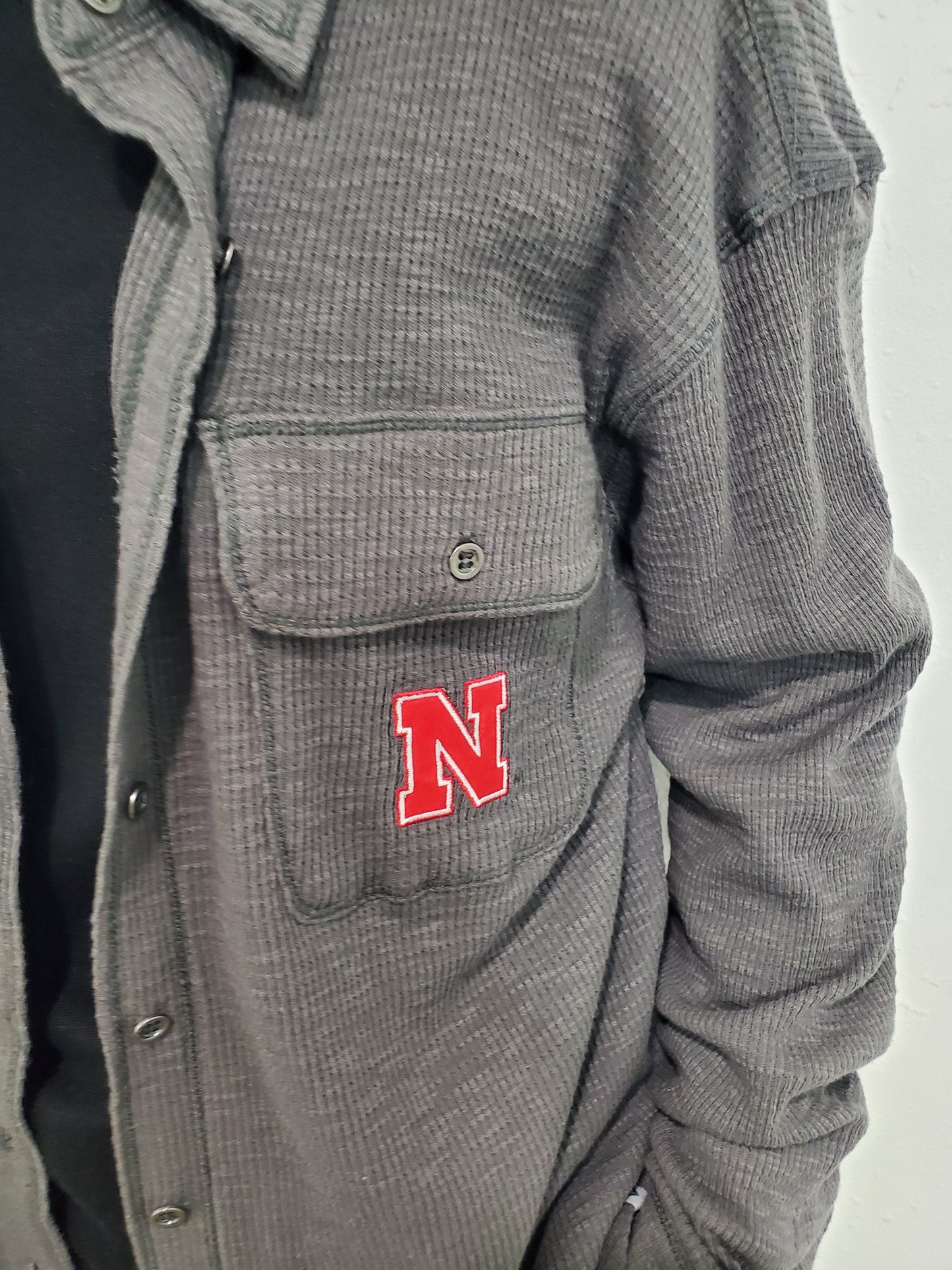 NEBRASKA WAFFLE BUTTON DOWN - CHARCOAL