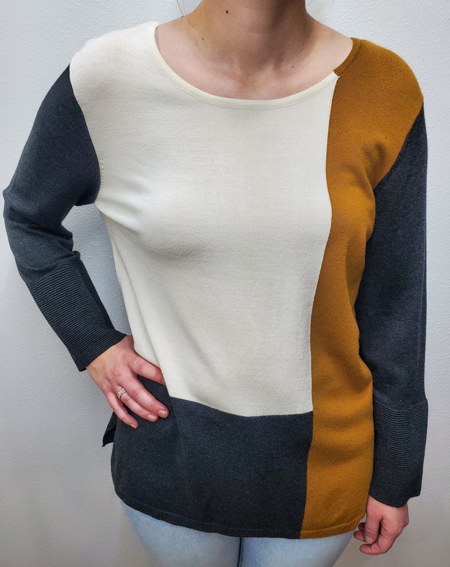 LIGHTWEIGHT COLORBLOCK SWEATER - IVORY/GREY/GOLD