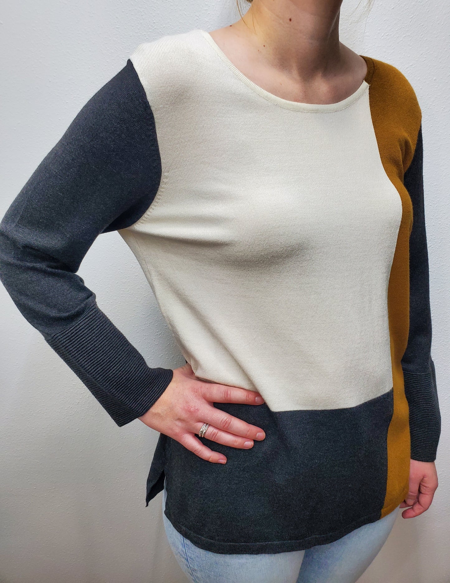 LIGHTWEIGHT COLORBLOCK SWEATER - IVORY/GREY/GOLD