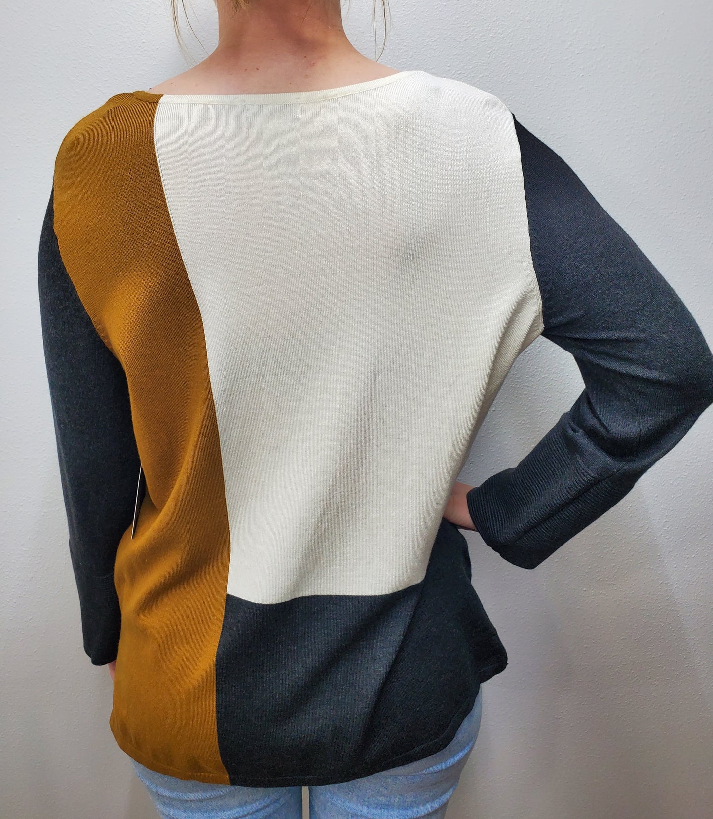 LIGHTWEIGHT COLORBLOCK SWEATER - IVORY/GREY/GOLD