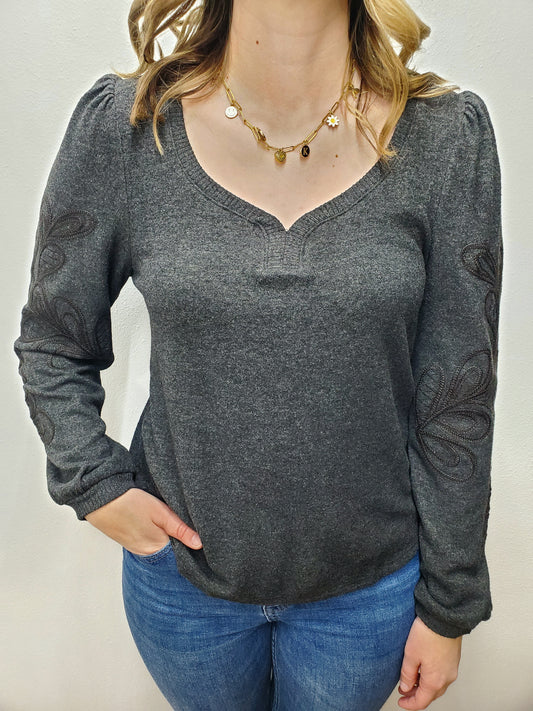 EMBROIDERED KNIT TOP - HEATHER CHARCOAL