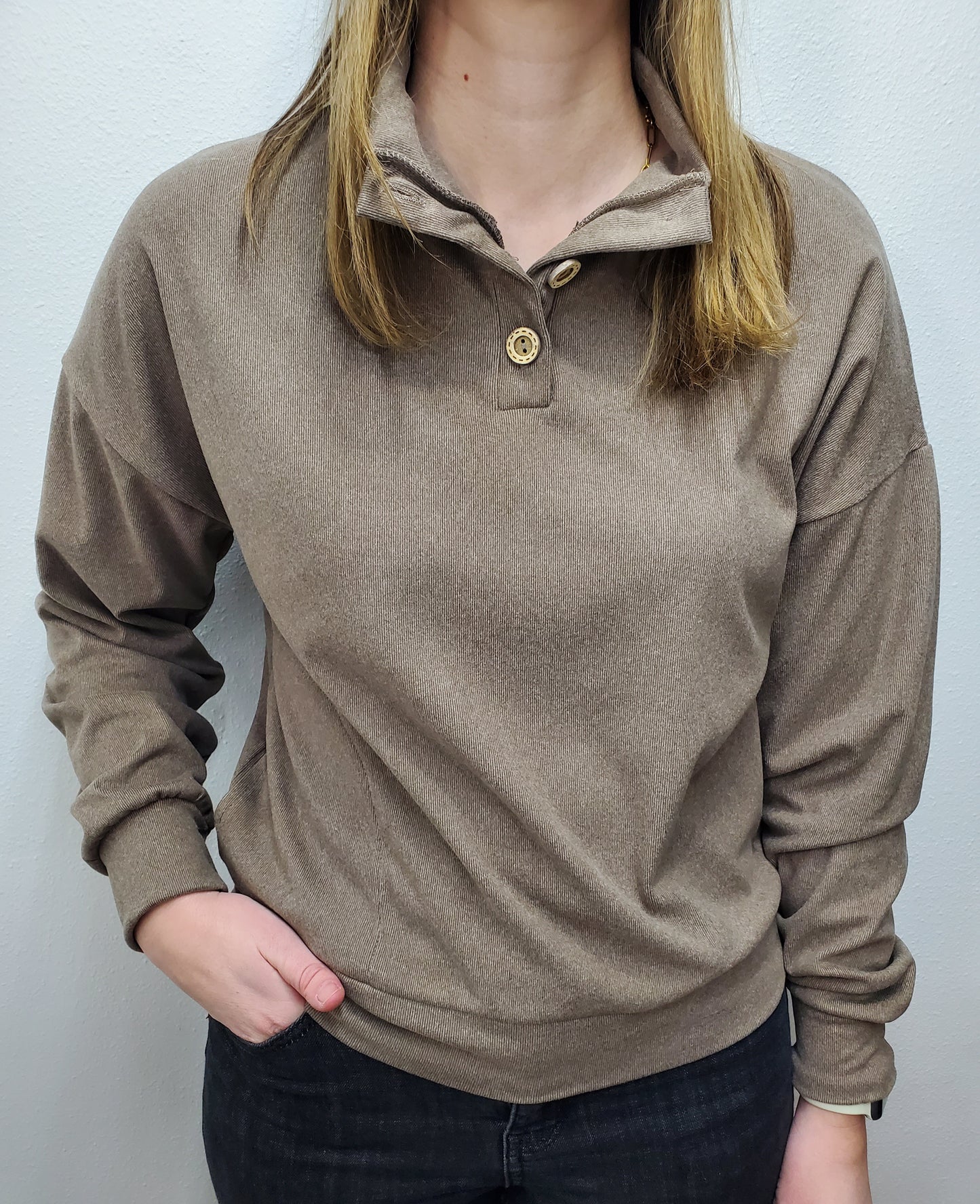 QUARTER BUTTON PULLOVER TOP - MOCHA