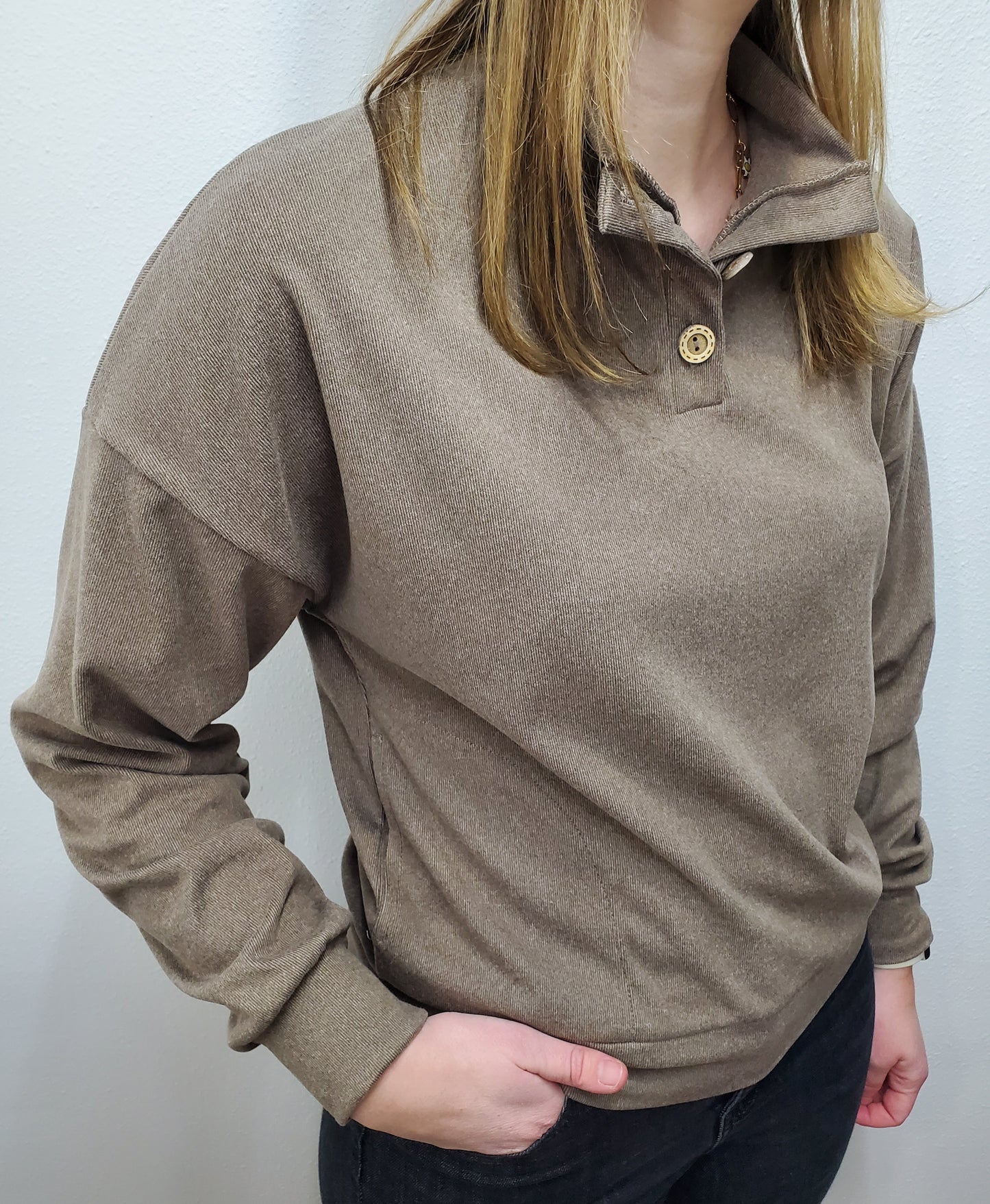 QUARTER BUTTON PULLOVER TOP - MOCHA