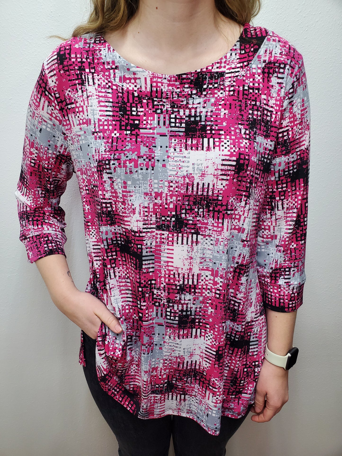 CARRIED AWAY GEO PRINT TOP - PINK/BLACK