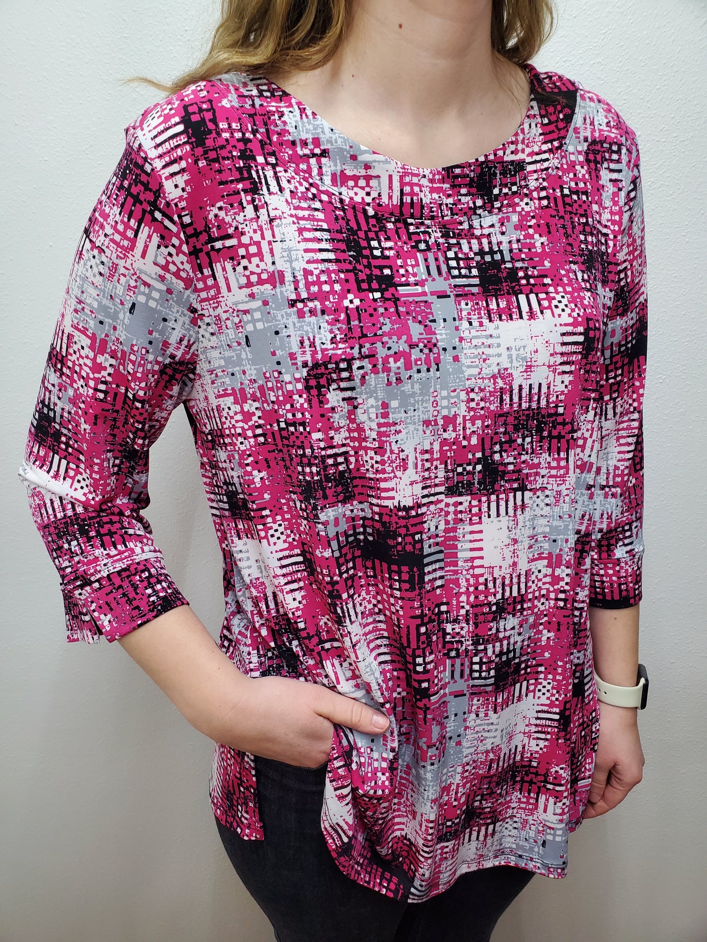 CARRIED AWAY GEO PRINT TOP - PINK/BLACK