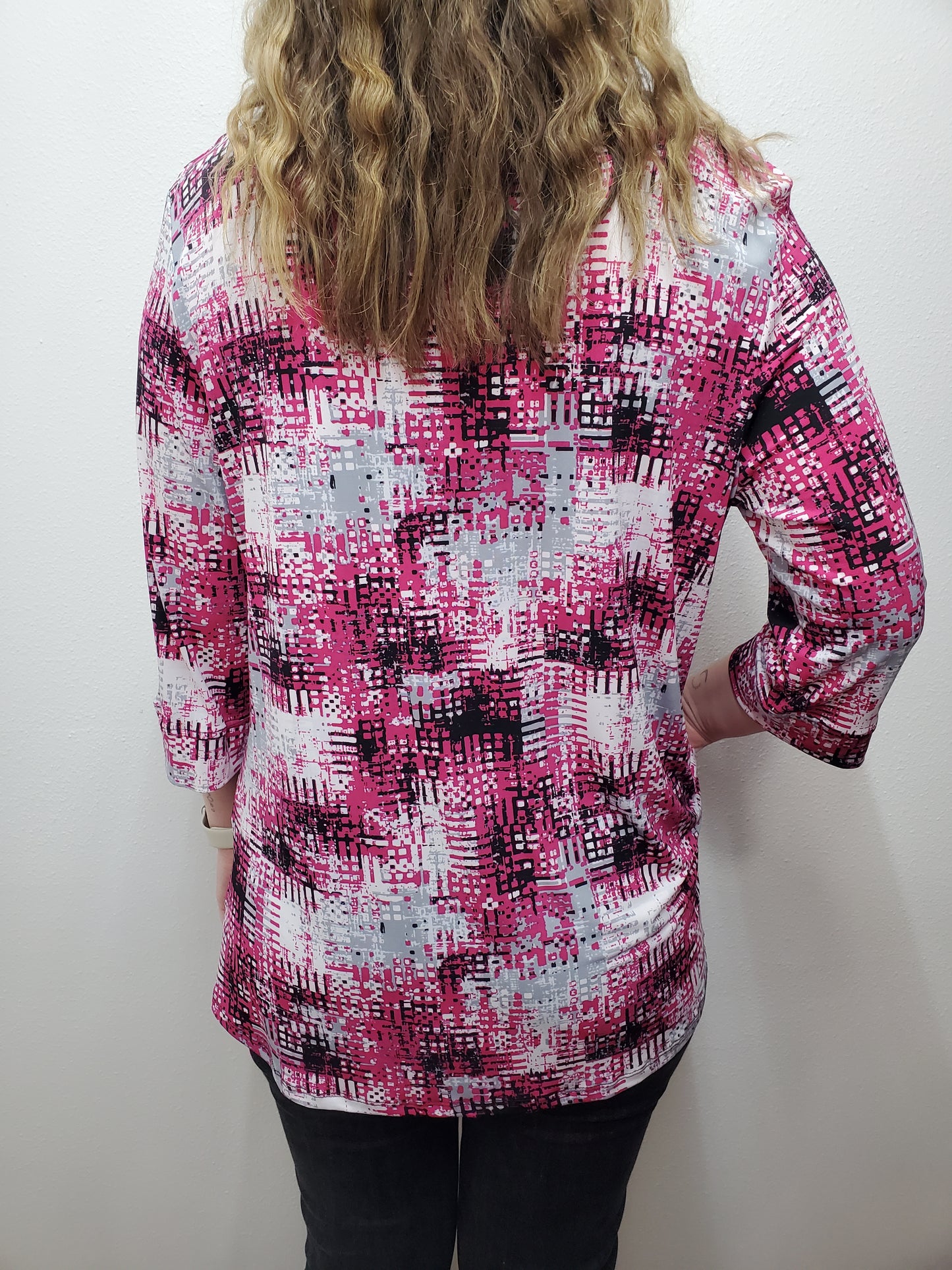 CARRIED AWAY GEO PRINT TOP - PINK/BLACK