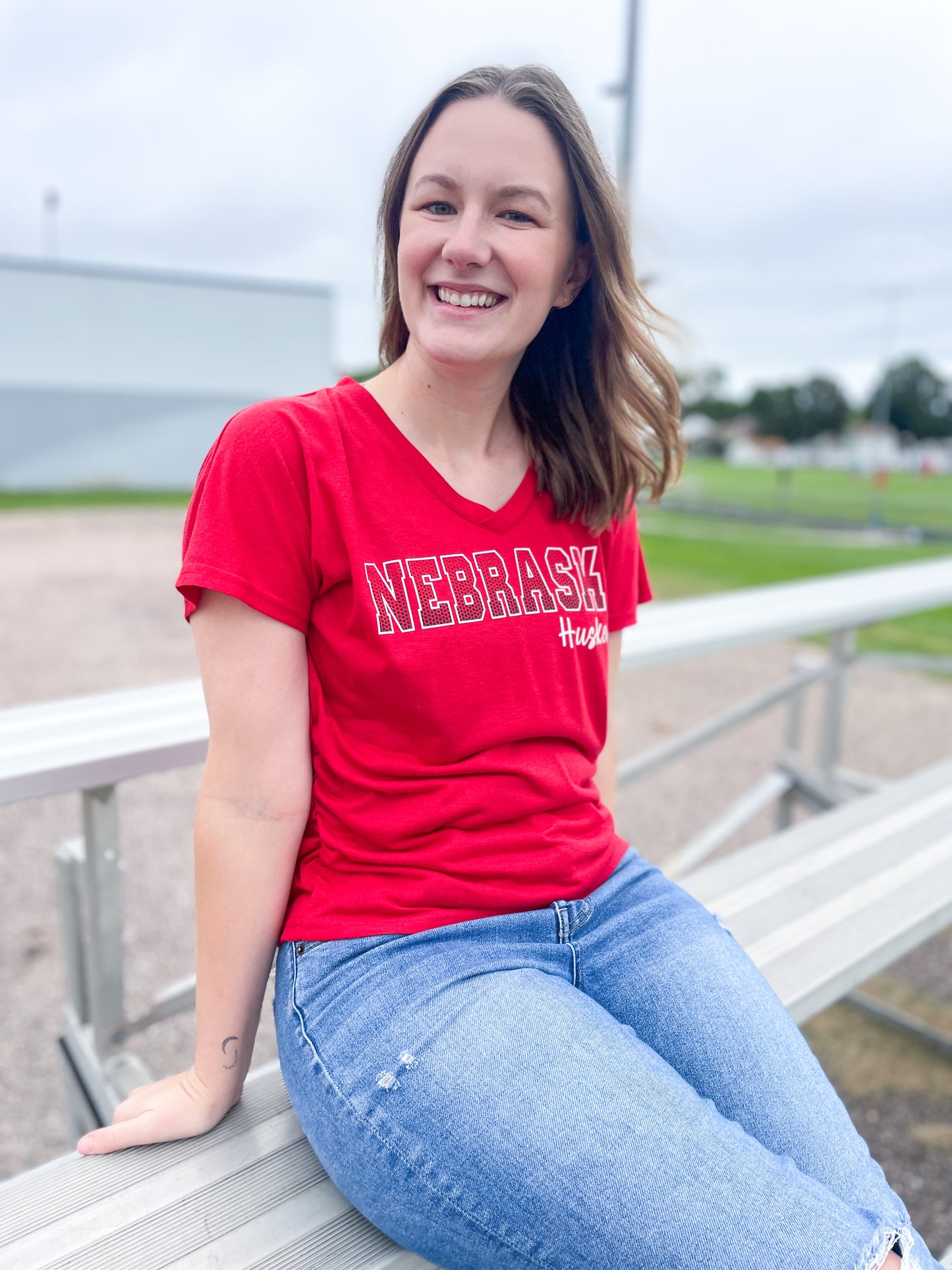 NEBRASKA RUCHED V NECK TEE - RED