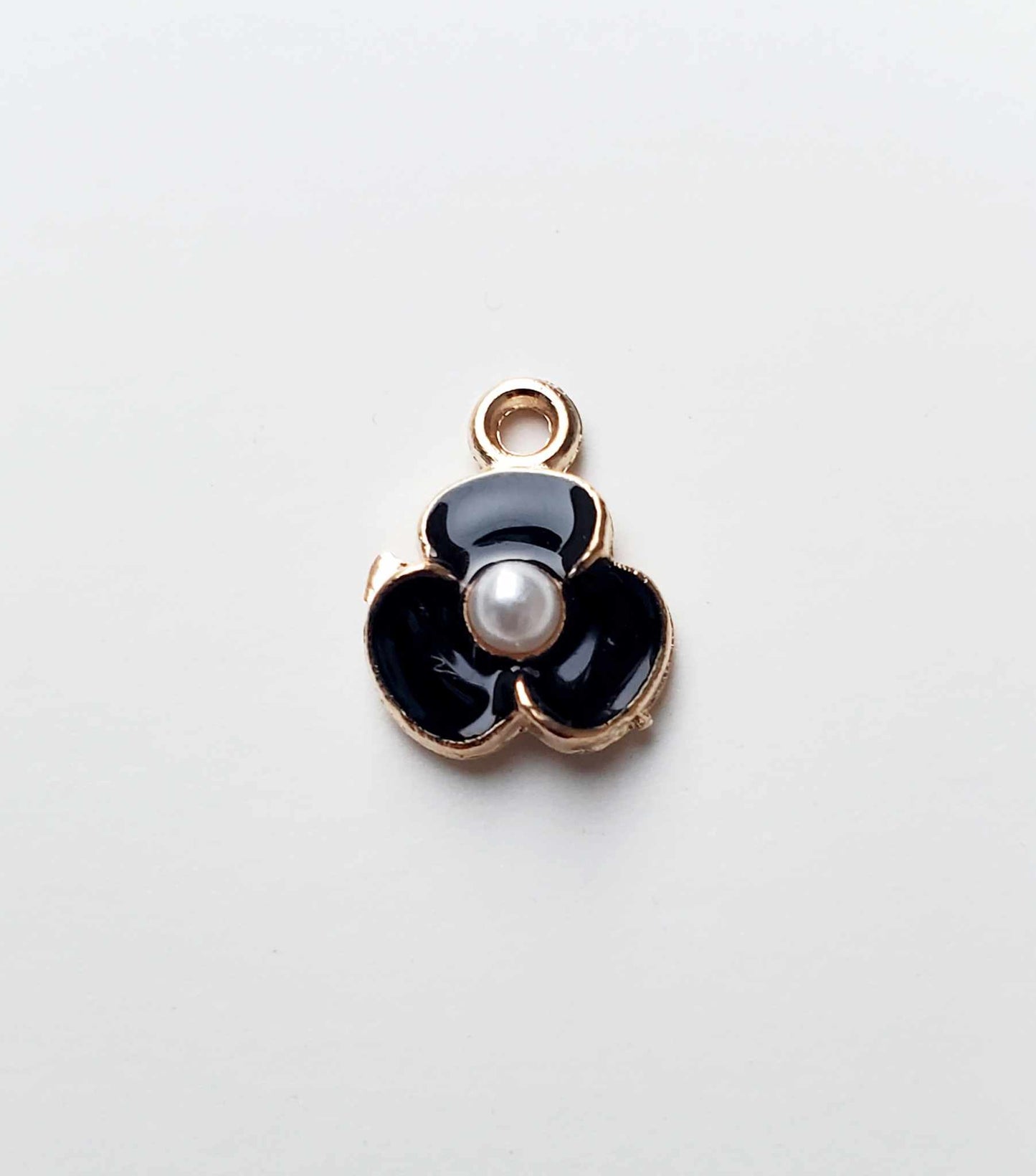 DAINTY BLACK FLOWER W/PEARL INSET CHARM - GOLD