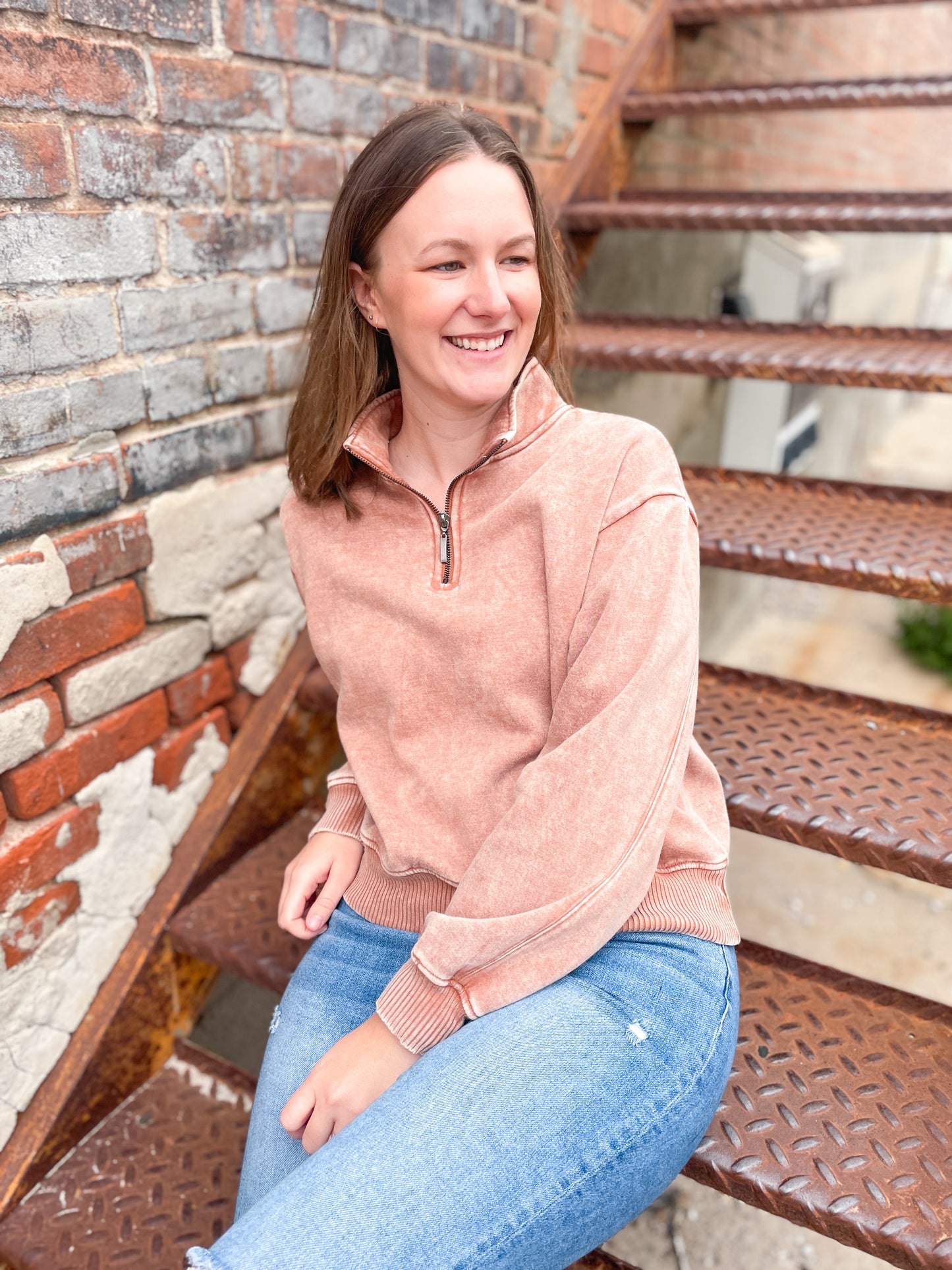 ACID WASH FLEECE 1/4 ZIP SWEATSHIRT - RUST