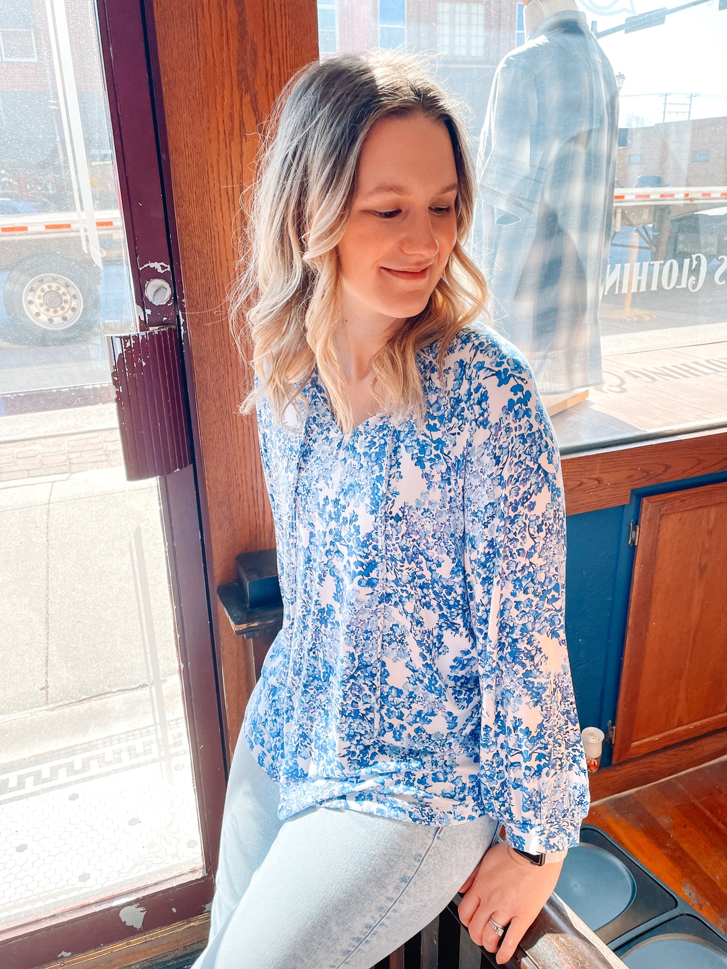 BLOOMING BRIGHT FLORAL TOP - WHITE/BLUE