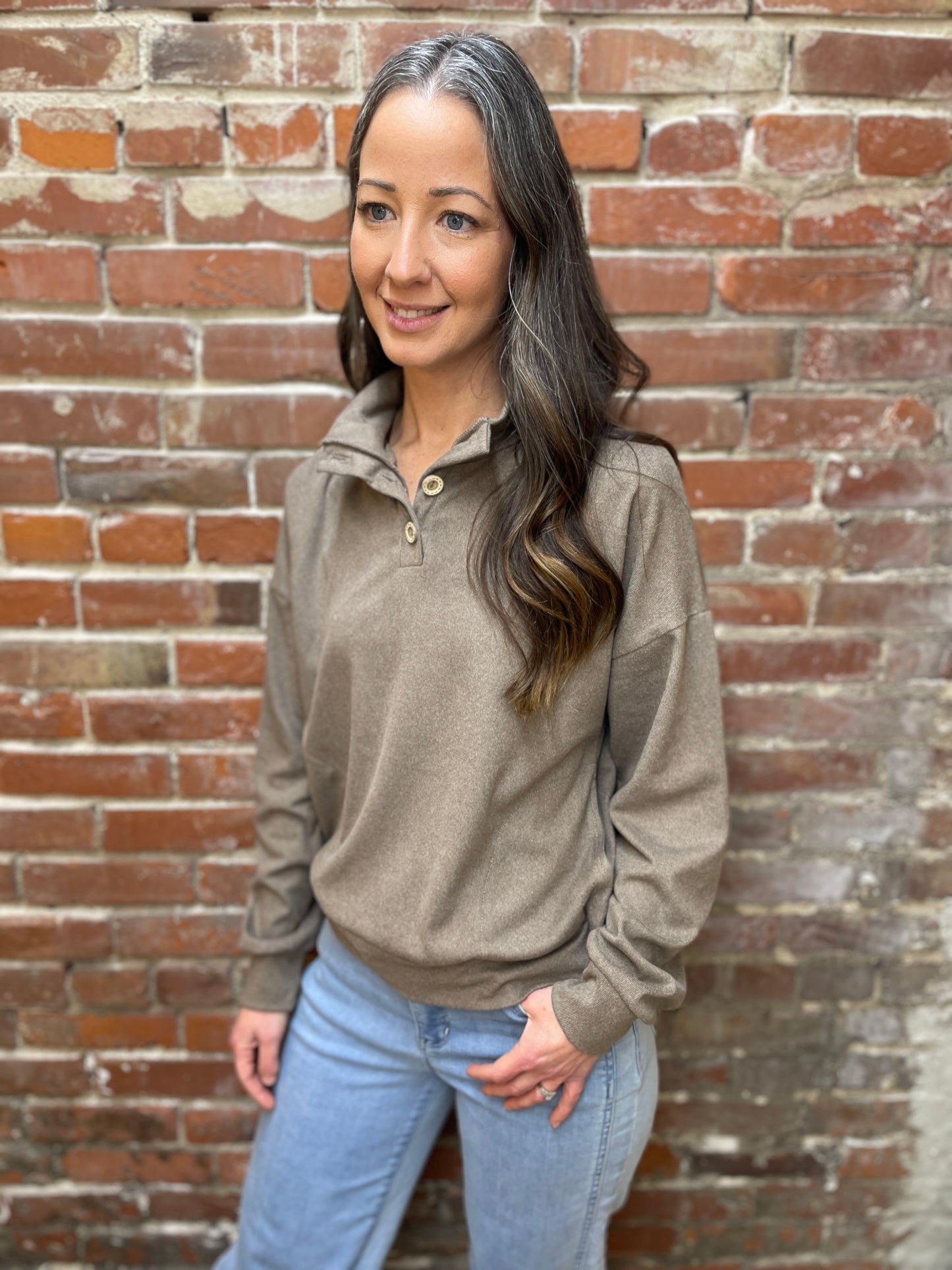 QUARTER BUTTON PULLOVER TOP - MOCHA