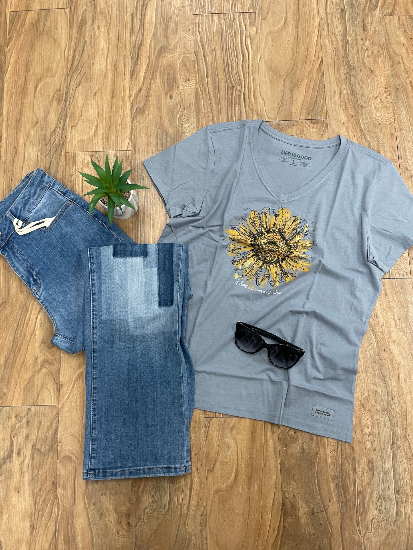 LIFE IS GOOD SCRIBBLED SUNFLOWER TEE - STONE BLUE