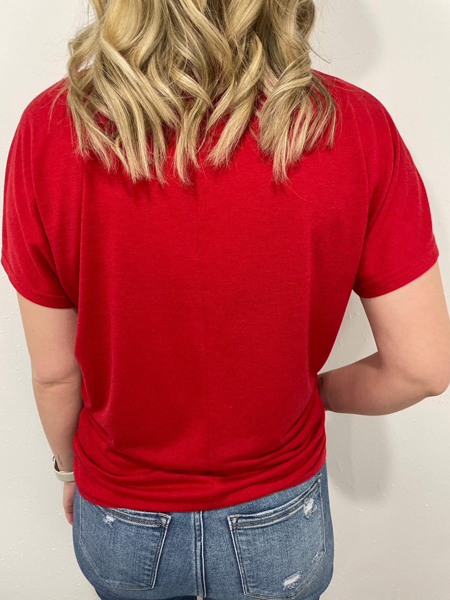 NEBRASKA RUCHED V NECK TEE - RED