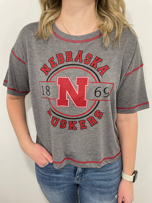 NEBRASKA DANBURY CROPPED TEE - SMOKED PEARL