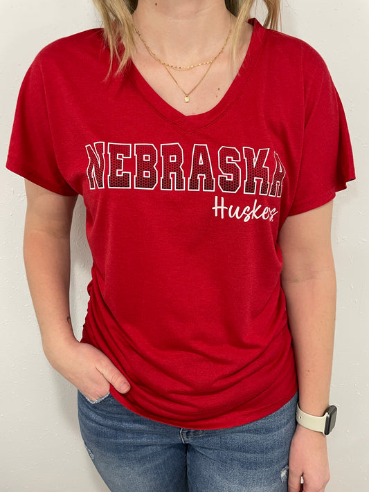 NEBRASKA RUCHED V NECK TEE - RED