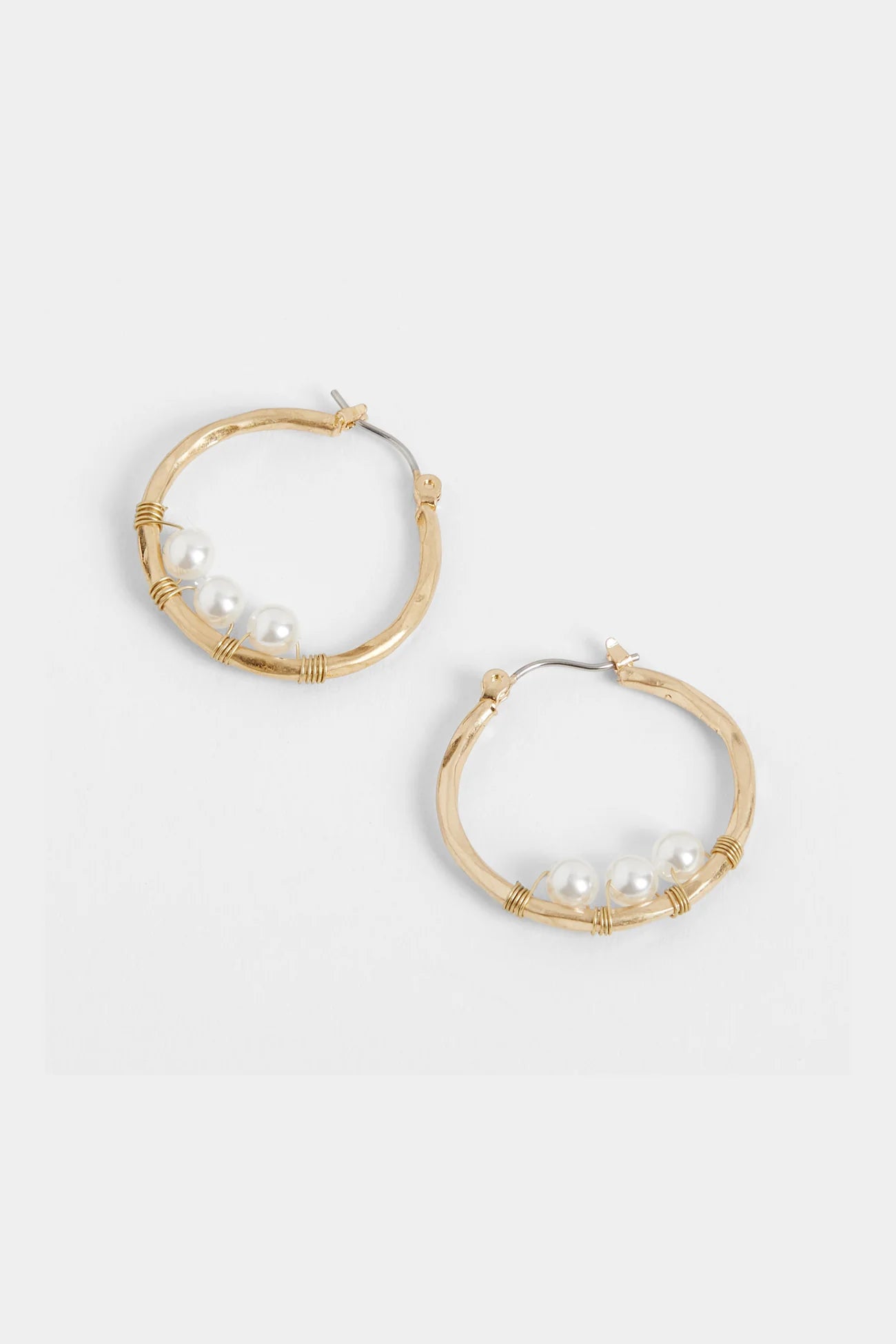 WAVY HOOP W/ PEARL EARRINGS - GOLD