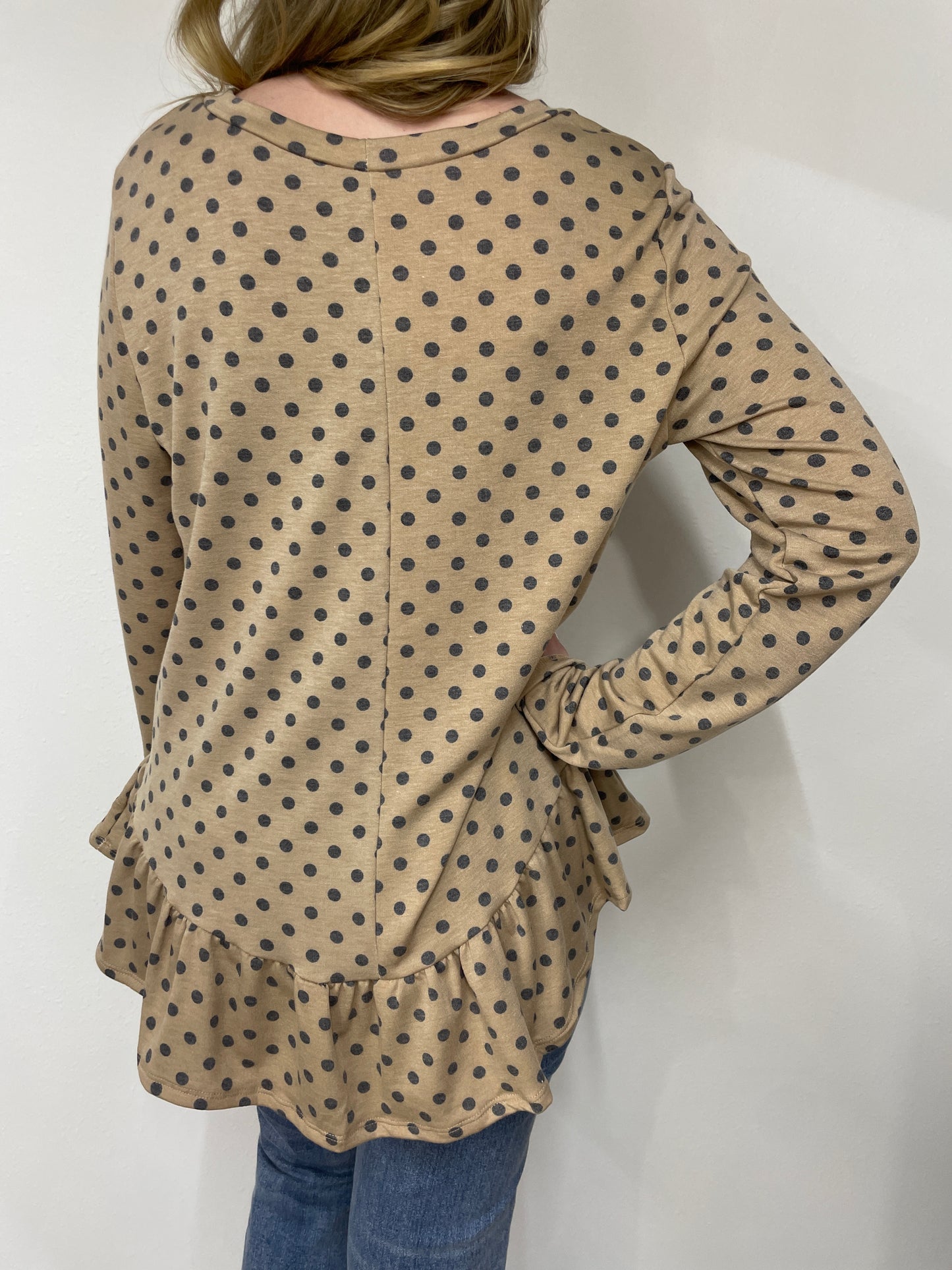 CONNECT THE POLKA DOTS RUFFLE TOP